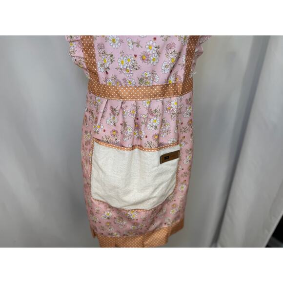 GWP - Vintage-Inspired Pink Daisy Print Apron with Polka Dot Accents - Picture 8 of 12